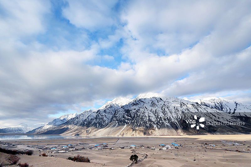 西藏康萨村图片素材