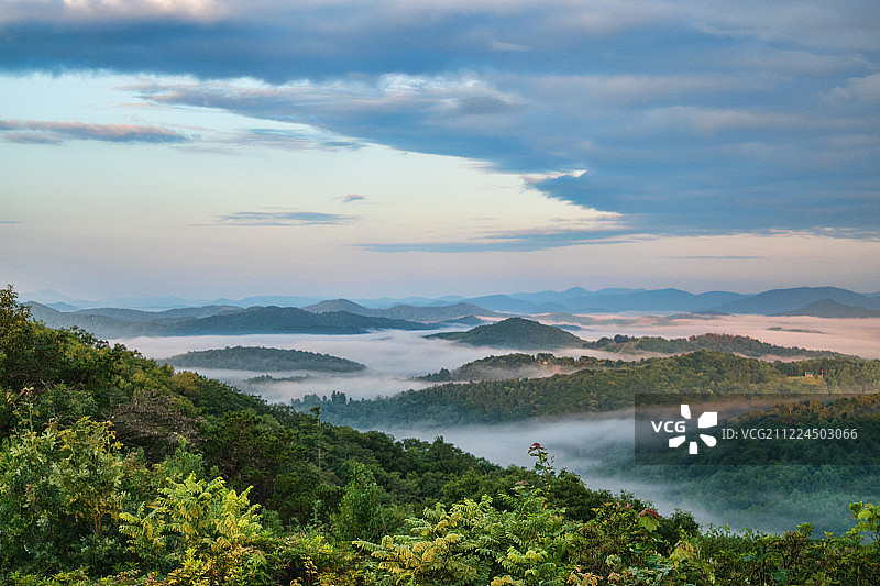 蓝色山脊山脉的清晨图片素材