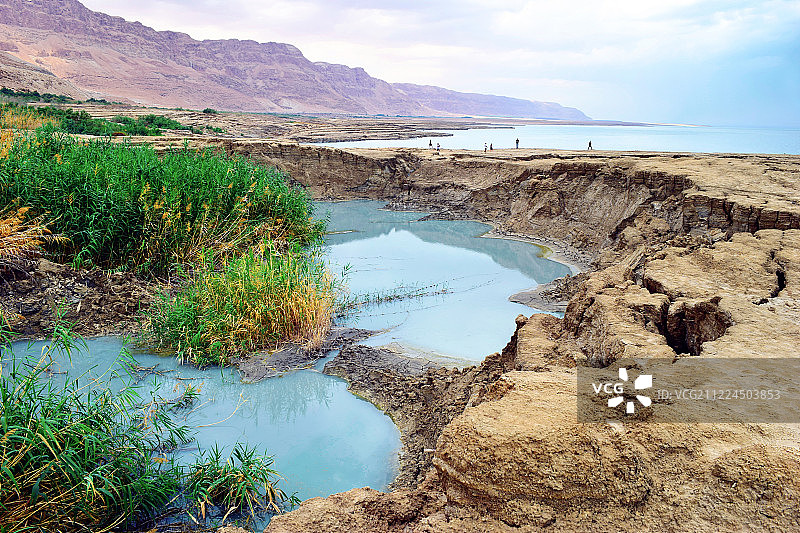 死海的塌陷坑图片素材