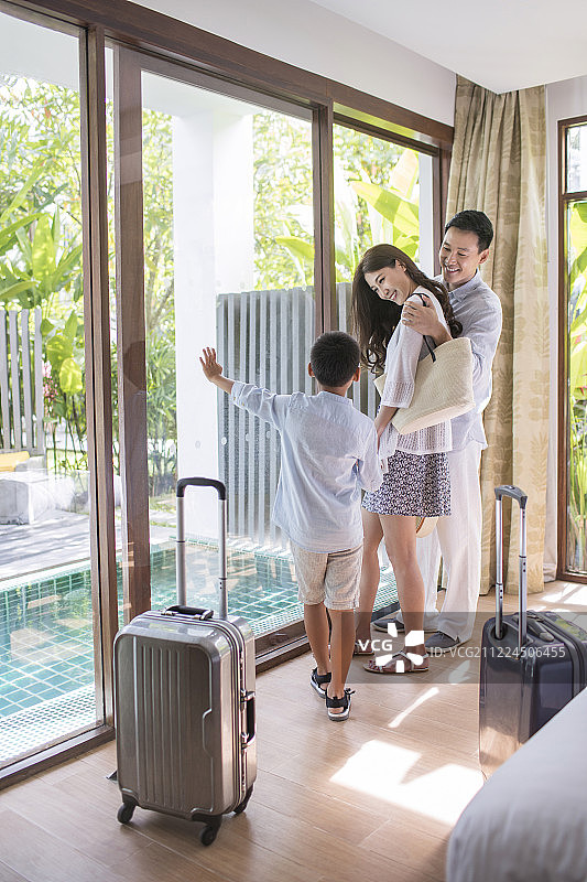 快乐的年轻家庭在酒店房间图片素材