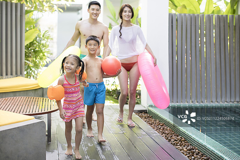 快乐的年轻家庭去游泳图片素材