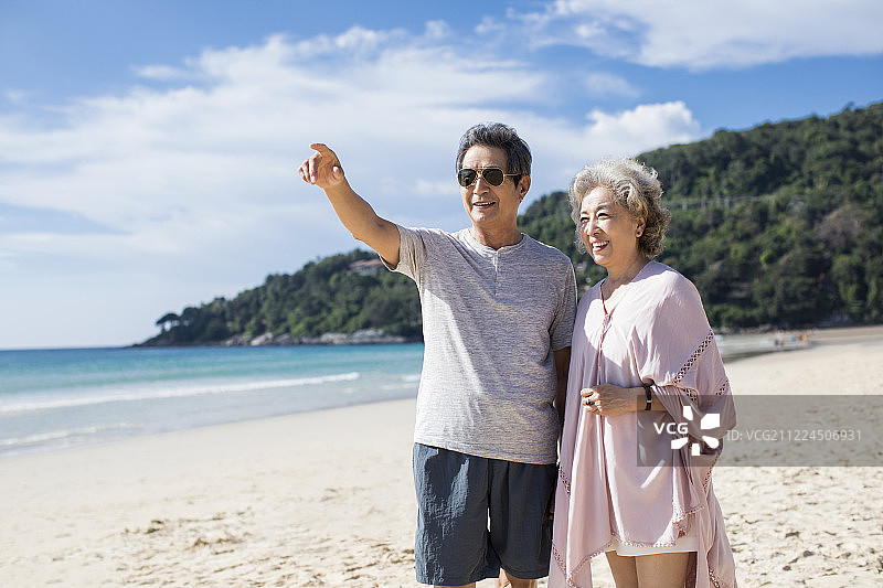 快乐的老年夫妇在沙滩图片素材