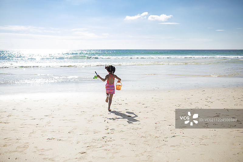 小女孩在沙滩图片素材