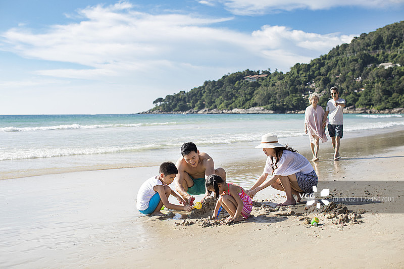 快乐的家庭在沙滩玩耍图片素材
