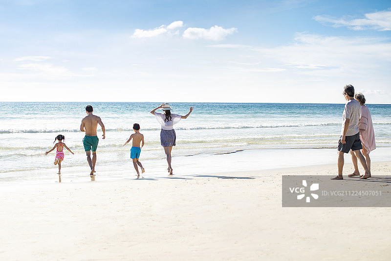 快乐的家庭在沙滩图片素材