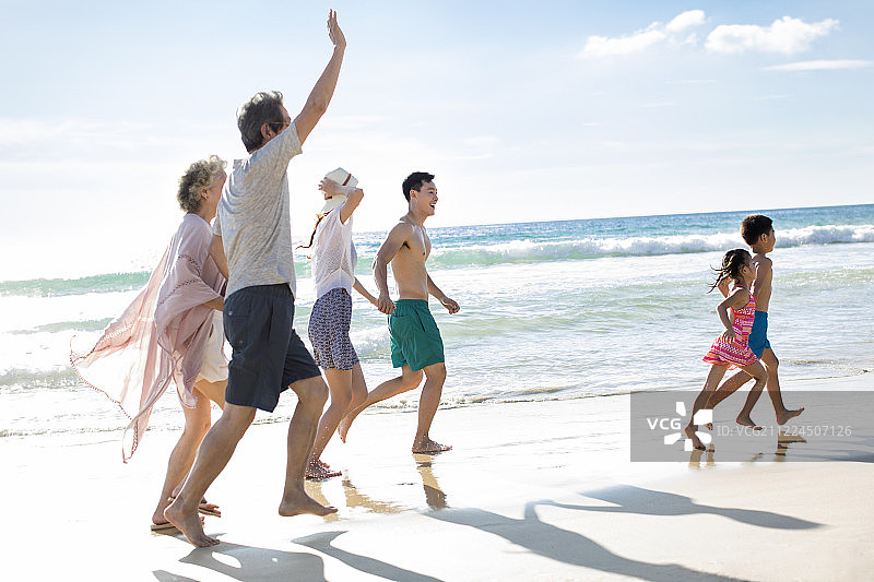 快乐的家庭在沙滩奔跑图片素材