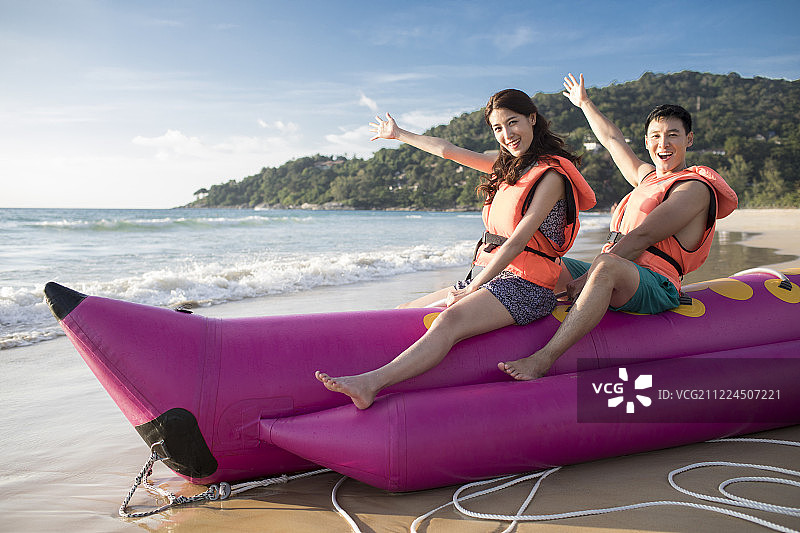 快乐的年轻情侣玩香蕉船图片素材