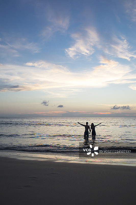 年轻情侣在沙滩约会图片素材