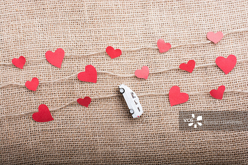 汽车和心形图标的爱心概念图片素材