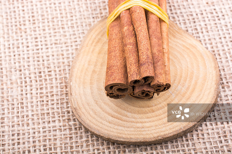 画布上的肉桂棒图片素材