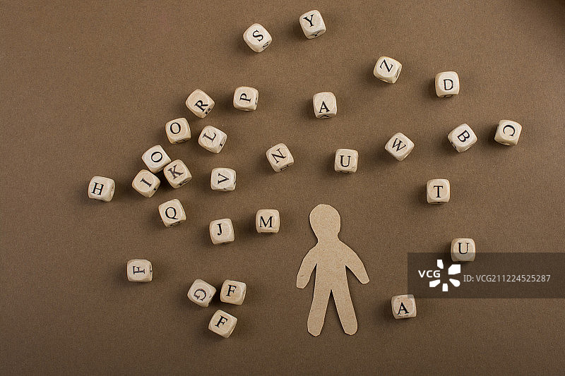 木制字母方块和小人模型图片素材