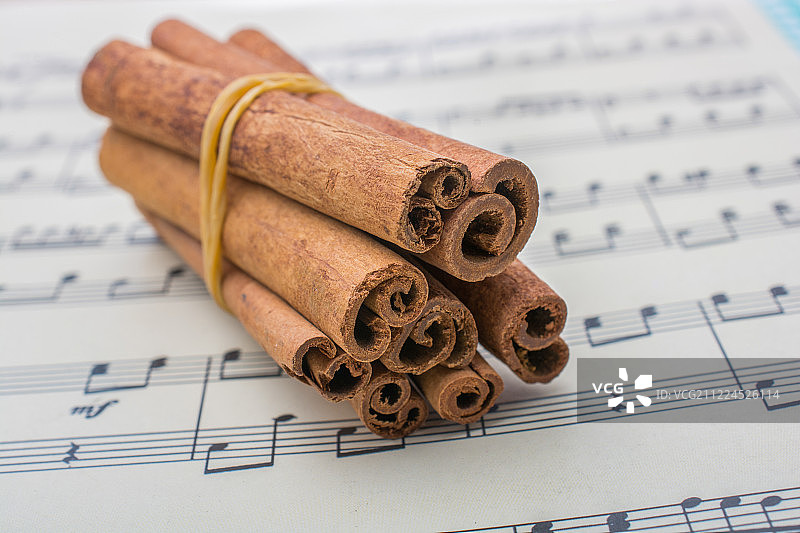 音符上的肉桂棒捆图片素材
