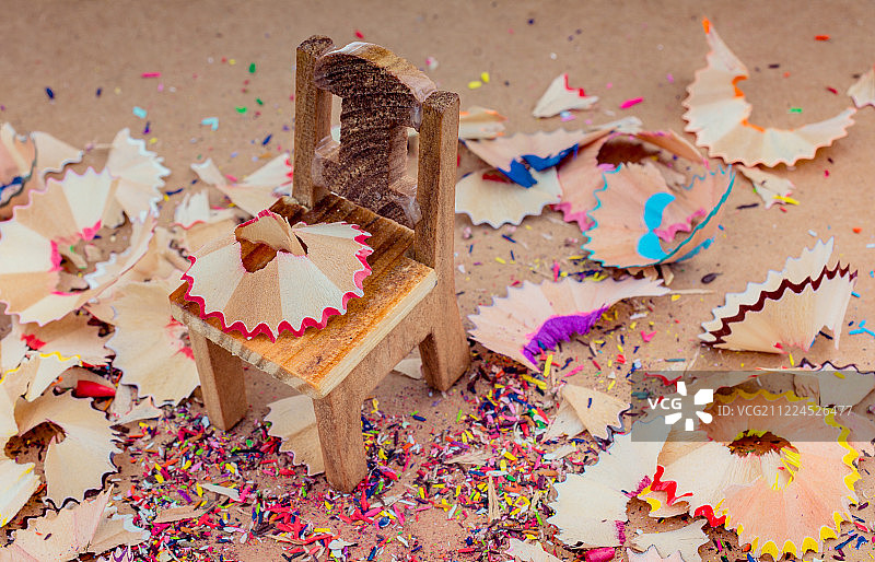 迷你椅上的彩色铅笔屑图片素材