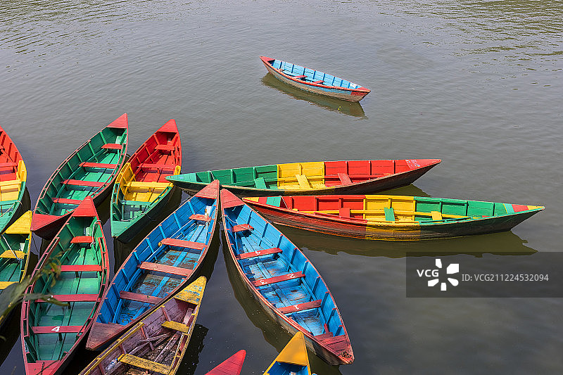 尼泊尔博卡拉费瓦湖上的彩色小船图片素材