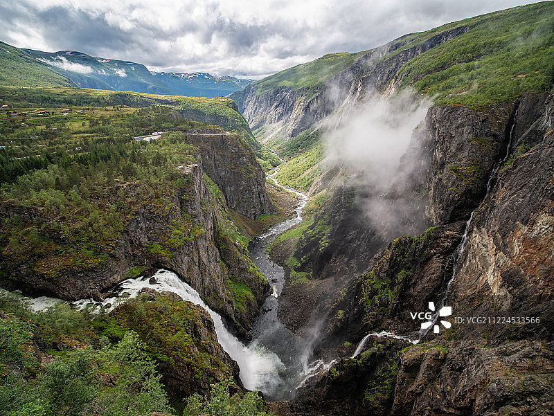 多云天空下的山脉和森林景观图片素材