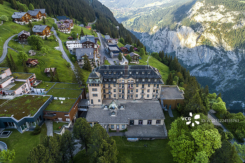 瑞士 阿尔卑斯山脉 少女峰下的米伦小镇 航拍图片素材