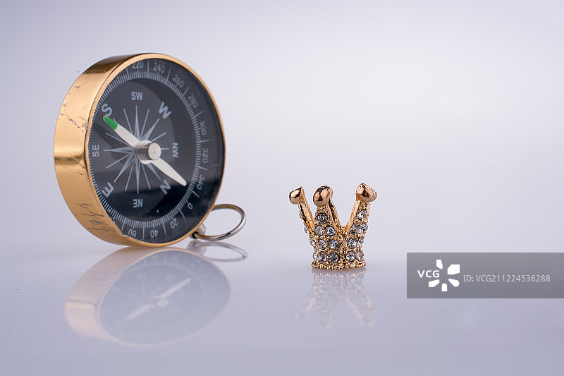 指南针与金色皇冠珍珠模型图片素材