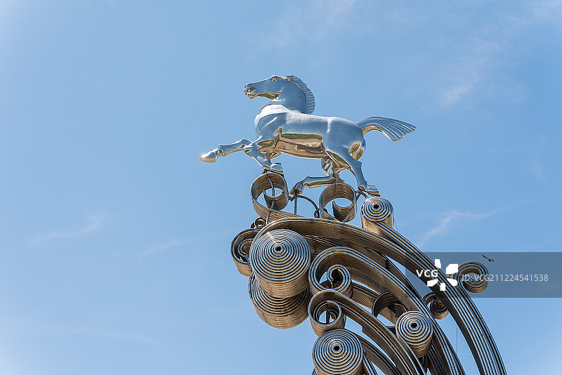 一座奔马的不锈钢雕塑图片素材