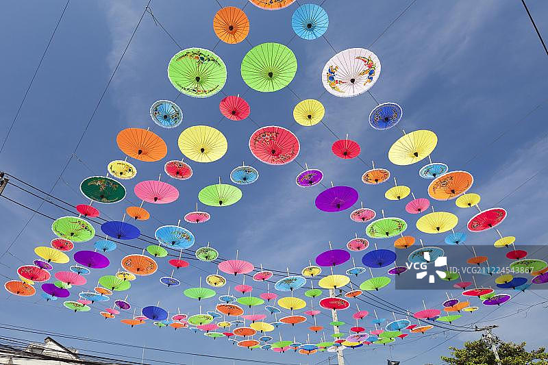 泰国清迈府色彩缤纷的悬挂伞图片素材