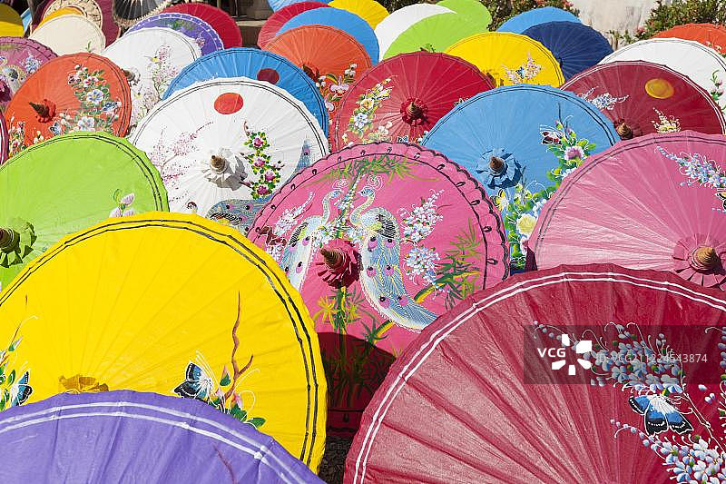 泰国清迈府博桑伞厂，阳光下晾晒的手工纸伞图片素材