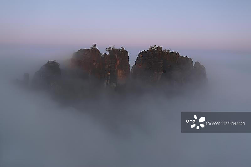 德国萨克森瑞士国家公园，施拉姆施泰因观景点的日出晨雾岩层图片素材