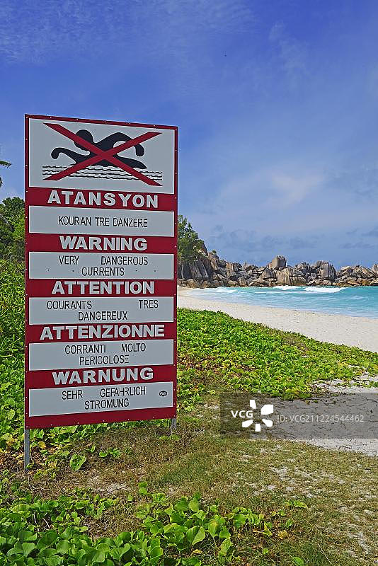 多种语言的警告标志：危险水流，禁止游泳，昂斯海滩，拉迪格岛，塞舌尔，非洲图片素材