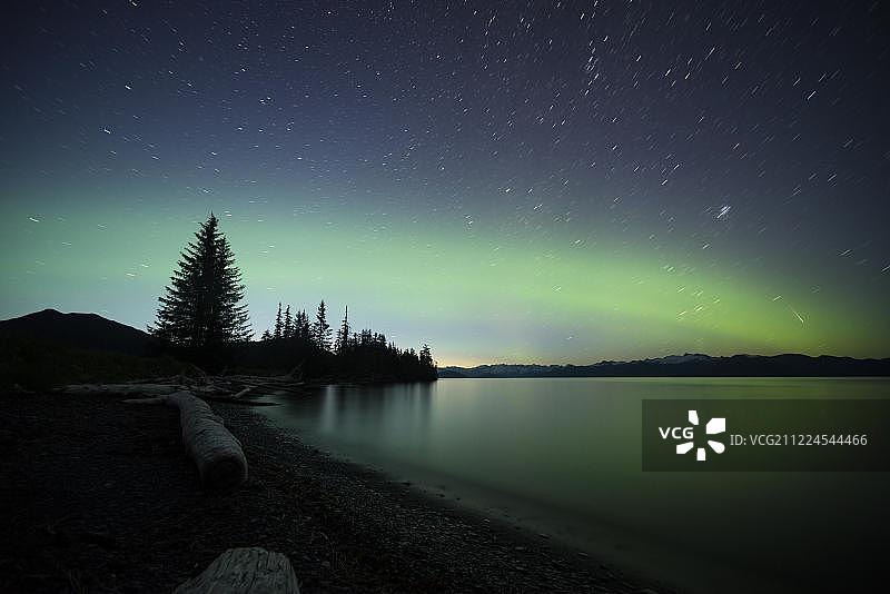 阿拉斯加威廉王子湾的北极光与英仙座流星图片素材