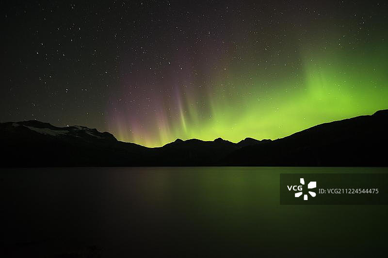 美国阿拉斯加威廉王子湾上空的北极光图片素材