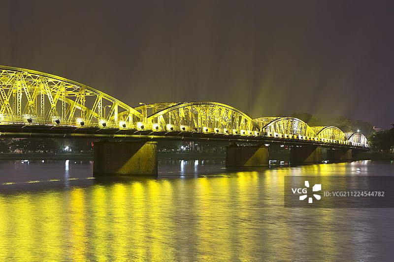 越南顺化，庄田桥夜景图片素材