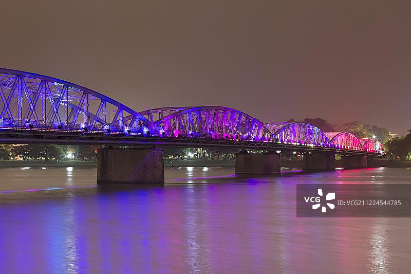 越南顺化，庄田桥夜景图片素材