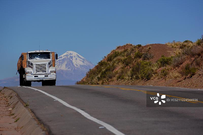 萨哈马火山前的卡车，玻利维亚与智利交界的Altiplano高原，南美洲图片素材