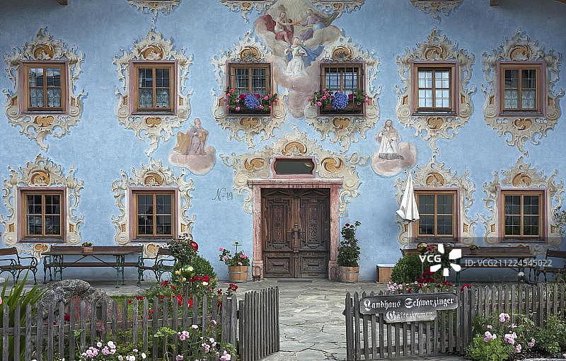 带有Luftlmalerei的蒂罗尔农舍，位于奥地利蒂罗尔州圣约翰图片素材