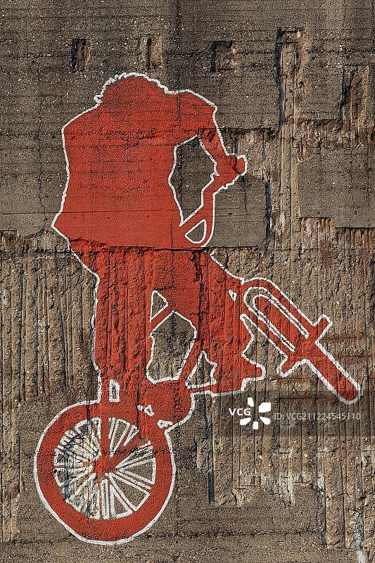 BMX骑手跳跃，涂鸦，街头艺术，德国北莱茵-威斯特法伦州杜伊斯堡，欧洲图片素材