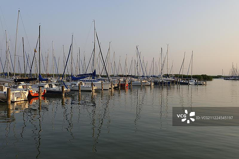 奥地利布莱滕布伦度假胜地诺伊锡德尔湖码头图片素材
