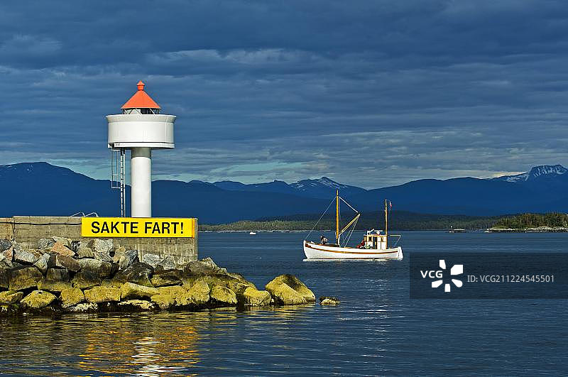 莫尔德灯塔旁的帆船，港口入口，挪威莫尔德图片素材