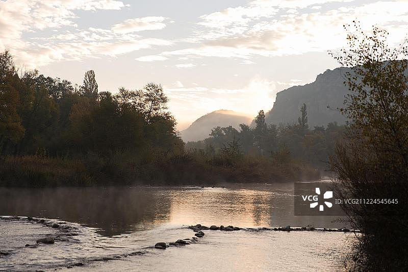 法国普罗旺斯-阿尔卑斯-蓝色海岸格雷乌莱班，韦尔东河岸的秋日清晨氛围图片素材