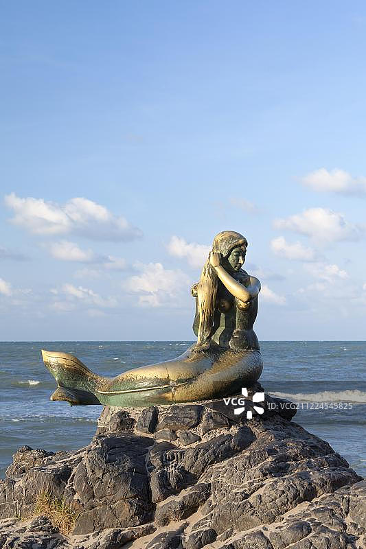 泰国宋卡府萨米拉海滩上的金色美人鱼雕像图片素材