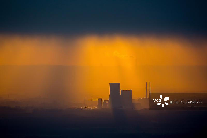 德国北莱茵-威斯特法伦州多特蒙德-埃姆斯运河EON煤电站日落逆光图片素材