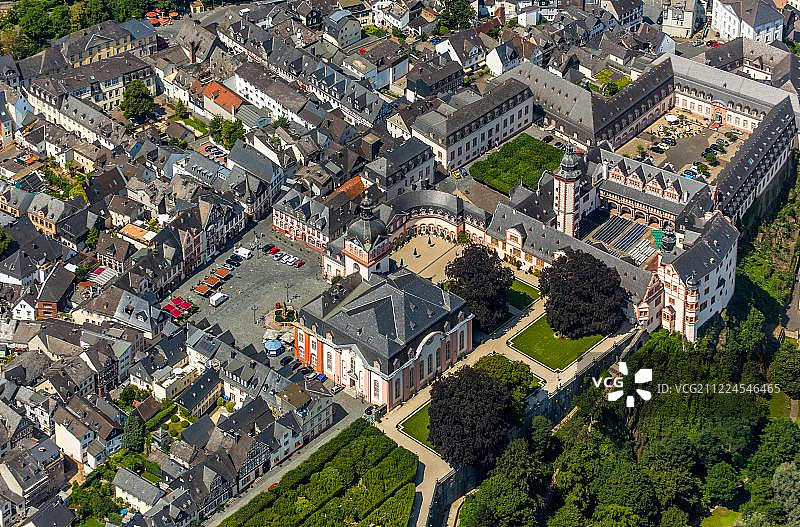 德国黑森州 Weilburg 巴洛克式城堡、旧市政厅和带塔楼的城堡教堂图片素材