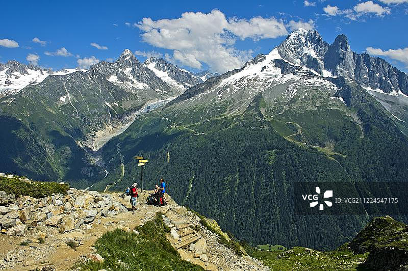 法国霞慕尼：徒步于红针山自然保护区的登山者图片素材