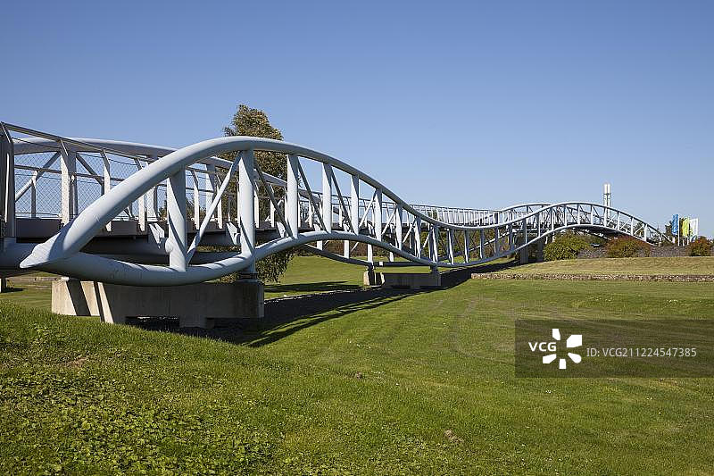 德国北莱茵-威斯特法伦州勒沃库森新陆公园人行桥图片素材