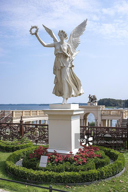 施威林城堡花园中漂浮的维多利亚睡莲，德国梅克伦堡-前波美拉尼亚州施威林图片素材