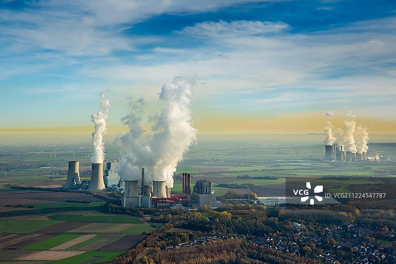德国北莱茵-威斯特法伦州格雷文布罗赫市纽拉特燃煤电站BoA和2u3，背景是尼德劳瑟姆电站，德国莱茵集团电力公司，褐煤发电厂图片素材