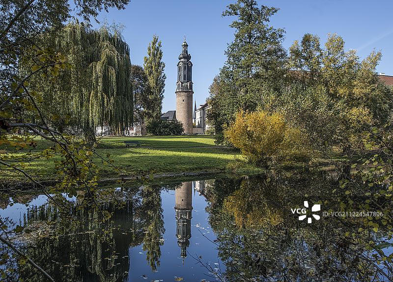 德国魏玛伊尔姆公园城堡塔楼倒影图片素材