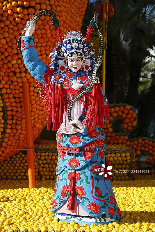 82届柠檬节，中国女性与柠檬蛇形象，法国芒通图片素材