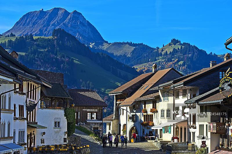 格鲁耶尔城镇景观，后方是莫莱松山顶，弗里堡州，瑞士，欧洲图片素材