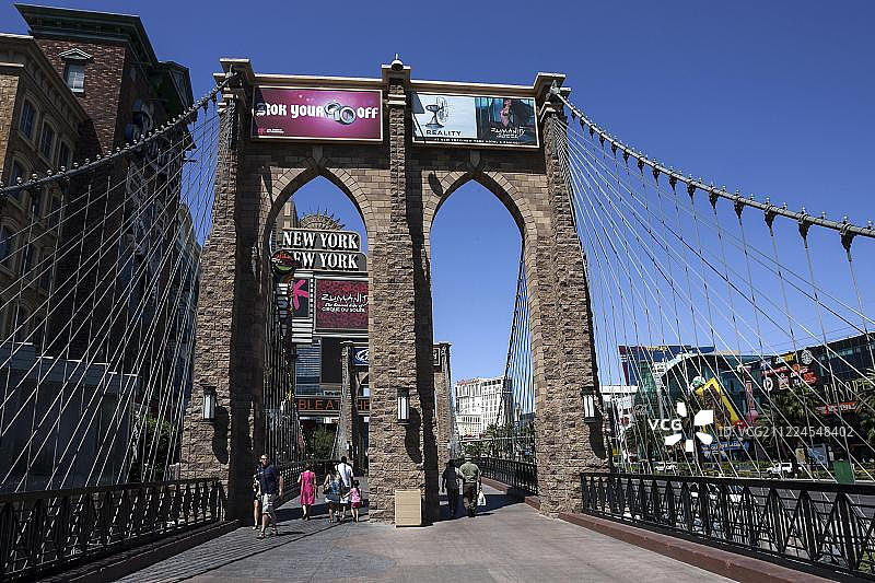 美国内华达州拉斯维加斯纽约-纽约酒店的布鲁克林大桥复制品图片素材