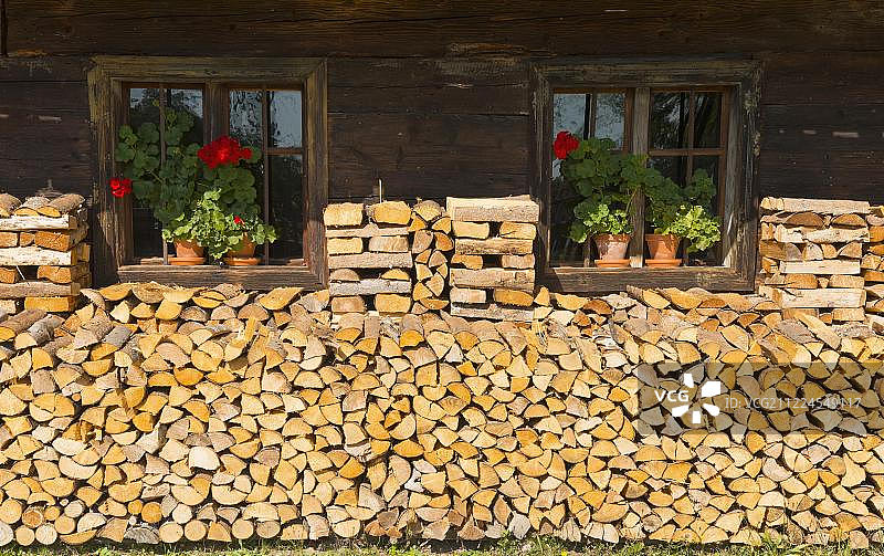 卡普尔霍夫前的木柴，芬斯特劳露天博物馆，下巴伐利亚，德国，欧洲图片素材