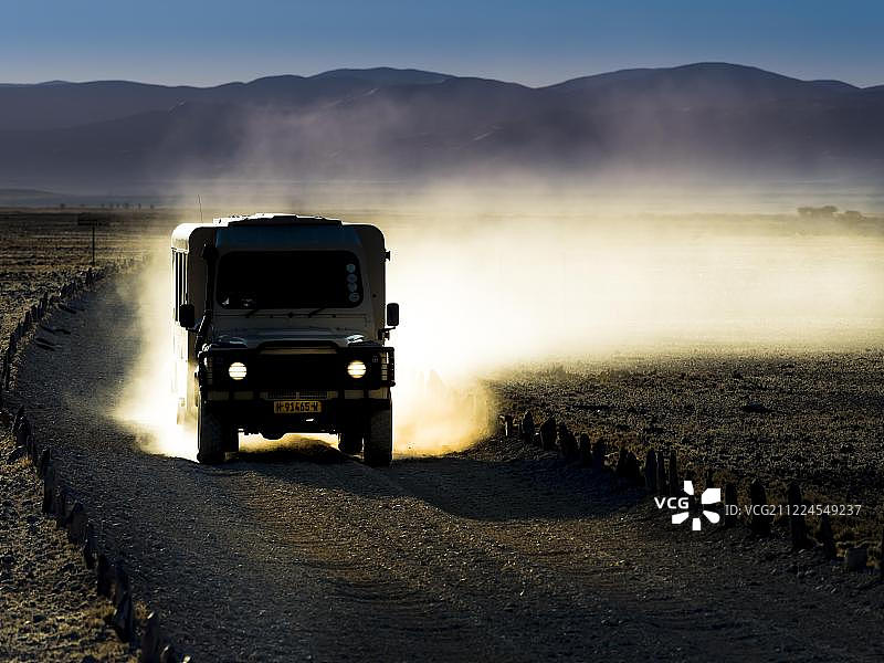 路虎在纳米比亚哈达普区库拉拉荒野保护区行驶图片素材