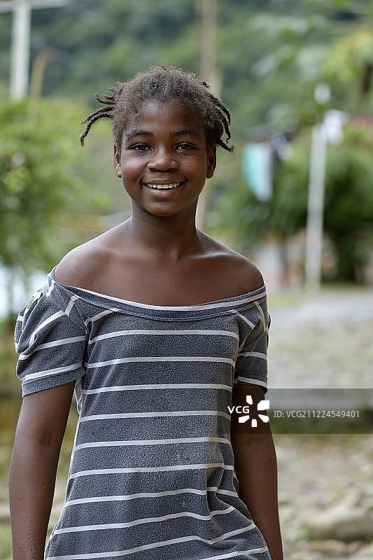 微笑的女孩肖像，位于哥伦比亚乔科省安达圭达河畔的萨尔托村，南美洲图片素材
